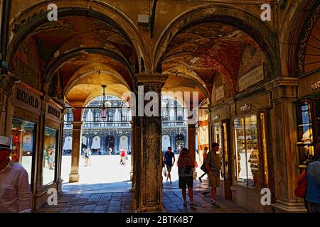 Torbogen auf dem Markusplatz, Markusplatz`s - Teil der langen Arkaden entlang der Nordseite des Markusplatzes, Venedig, Italien, Juni 2016 Stockfoto